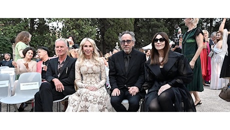 Monica Bellucci e Tim Burton, Sting e Trudie Styler ai Globi d’oro. L’attrice: “Potrei tornare a vivere in Italia”