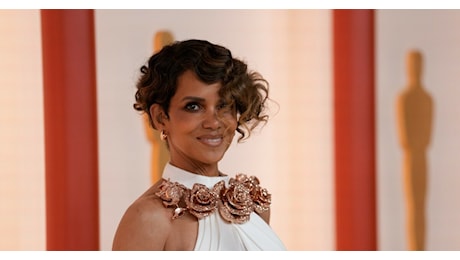 “Ci stiamo trasformando in mostri, smettiamola di voler sembrare eterne 30enni. Ho scoperto di essere in menopausa in modo orribile”: lo sfogo di Halle Berry