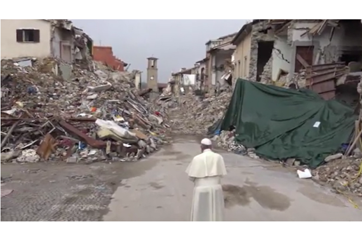 Il video dei Vigili del Fuoco di Roma che ricordano il Papa davanti alle macerie di Amatrice