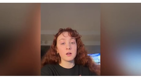 La cantante lgbt Chappell Roan: “Non sono obbligata a votare nessuno”, ma si arrende dopo le critiche dei fan: “Voterò Kamala Harris” - VIDEO