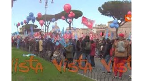 Sciopero del 29 novembre, il corteo a via dei Fori Imperiali a Roma canta Bella Ciao