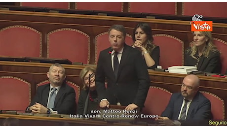 La manovra è legge, battibecco in Senato tra Renzi e La Russa: «Camerata, rispetti l'opposizione» VIDEO