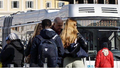 Lo sciopero generale oggi: tutti i settori a rischio stop dai trasporti alla scuola