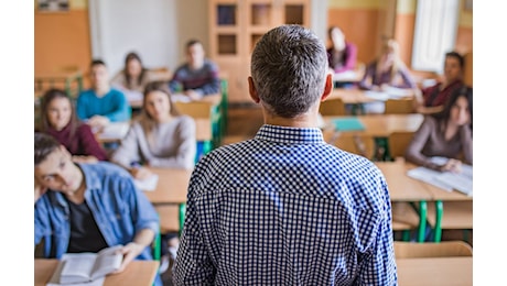 Concorsi scuola, titoli falsi fino a ottomila euro per accedere all’insegnamento: 9 arresti