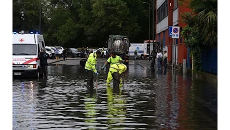 Maltempo al Nord: bomba d'acqua su Milano, esonda il fiume Lambro. Disagi in Liguria