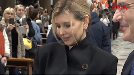 VIDEO Ucraina, la first lady Olena Zelenska e Laura Mattarella alla messa per la pace di Zuppi