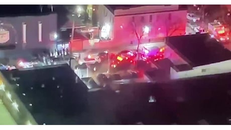 New York, sparatoria nel nightclub Amazura nel Queens, 10 feriti, 4 sospettati in fuga ricercati dalla polizia - VIDEO