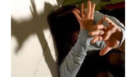 Presunta violenza sessuale di gruppo su una 16enne, fermati due ragazzi conosciuti sui