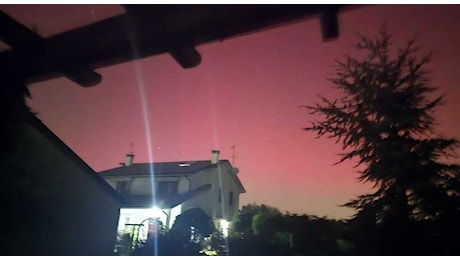 Aurora Boreale, lo spettacolo di luci nel cielo avvistato anche in Veneto e Fvg