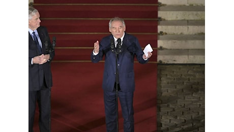 Il neo-premier Bayrou vede Le Pen (e gli altri). Ma intanto non lascia la poltrona di sindaco