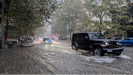 Bomba d'acqua su Milano, allerta rossa in tutta la Lombardia: pioggia forte dalla notte, strade allagate e fiumi quasi pieni