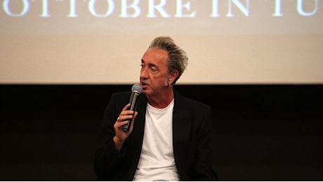 A Bari Paolo Sorrentino presenta Parthenope e allontana le polemiche di Palermo: Raccontare il mare è un modo di fuggire alla noia