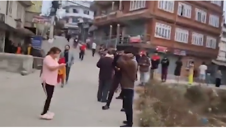 Terremoto in Tibet, la gente fugge e si raduna in strada a Xizang