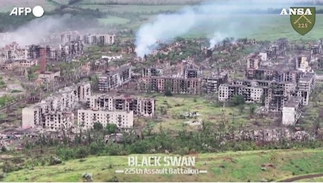 Ucraina, Chasiv Yar distrutta dai bombardamenti russi: il drone mostra la città in macerie