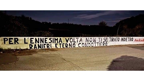 Roma, nuovo striscione di supporto dei tifosi per Ranieri: Per l'ennesima volta non ti sei tirato indietro. Ranieri eterno condottiero (FOTO)