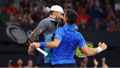 Dalla diatriba con Sinner, al doppio con Djokovic: Kyrgios, show e risate a Brisbane