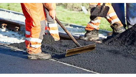 Roma. Corruzione, turbativa d’asta, frode,… in appalti banditi da Roma Capitale ed Astral per la manutenzione e il rifacimento delle strade. Indagati 5 pubblici ufficiali