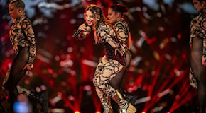 Body rosso con cristalli dark, Angelina Mango vestita dallo stilista messinese Marco De Vincenzo anche all'Eurovision