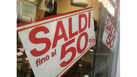 Sconti fino al 70%: partono i saldi invernali, a Piacenza i negozi sono pieni