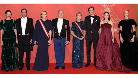 Charlene Wittstock e Caroline di Monaco, sfida in blu per le principesse (e Beatrice Borromeo sceglie il total black)