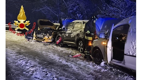 Neve e disagi nell’alto Varesotto, vigili del fuoco al lavoro per piante cadute e incidenti