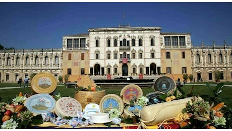 Caseus, al via la kermesse con 475 formaggi in gara a Villa Contarini. Il taglio del nastro con Luca Zaia