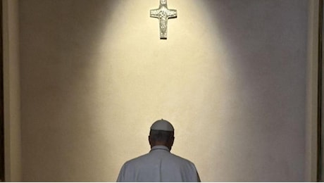 Una rosa sulla tomba di Francesco. Papa Leone XIV: “Adesso riprendiamo il cammino”