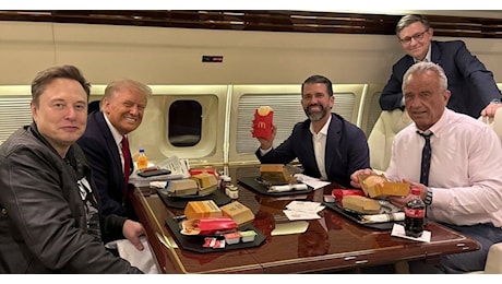 Trump, Musk e Robert Kennedy Jr. annunciano impegno per un’America più sana con una cena a base di hamburger e patatine