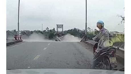 Tifone Yagi in Vietnam, ponte crolla davanti a un motociclista. VIDEO