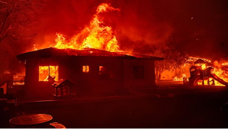 Incendi a Los Angeles: a fuoco l'oasi di Hollywood. Attori filmano il disastro