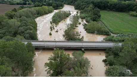 Fiume Cecina, le immagini della piena viste dal ponte (Video)