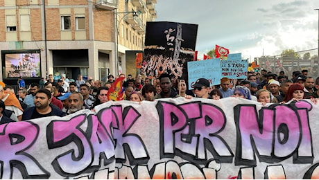 Mestre, il corteo per ricordare Giacomo «Jack» Gobbato. Migliaia in strada: «Per il suo sacrificio e per la città»