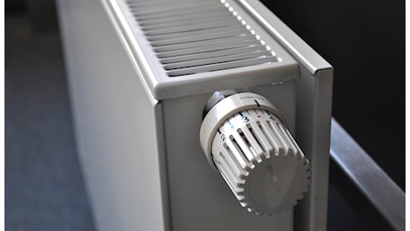 Termosifoni, attacca subito al muro questa cosa: hai casa 5 volte più calda e spendi il 30% in meno | È il trucco dei tecnici