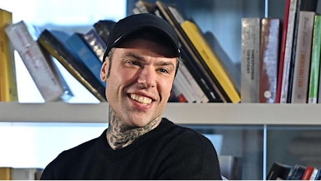 Fedez ospite alla festa della Madonna di Reggio Calabria, i parroci critici: «Che esempio diamo? Il Comune ci ripensi»