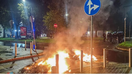 Morte di Ramy Elgaml, notte di tensione a Milano: roghi in strada, un bus sfasciato e cariche della polizia