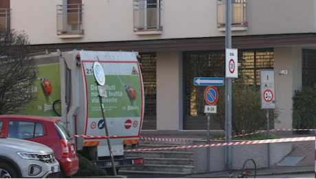 Incidente a Bologna, ciclista di 48 anni muore investito da un camion dei rifiuti di Hera