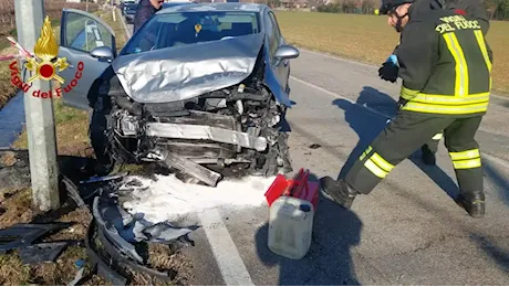 Scende dall’auto dopo un incidente e viene centrata da un furgone finito in testa-coda: muore una donna