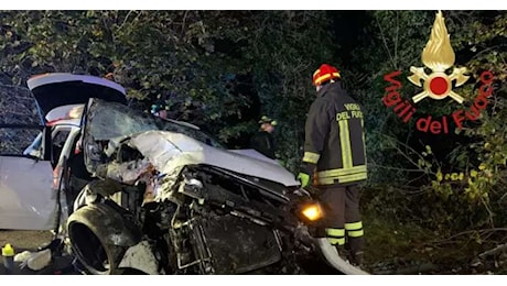 Auto con 5 ragazzi fuori strada: 17enne muore, 4 feriti, 2 gravi