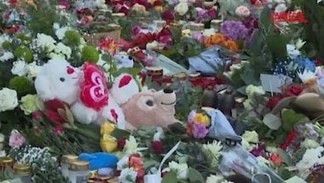 Magdeburgo, impressionante tappeto di fiori per ricordare le vittime dell'attentato