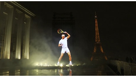 Tennis, omaggio a Rafa Nadal su un maxischermo a Parigi