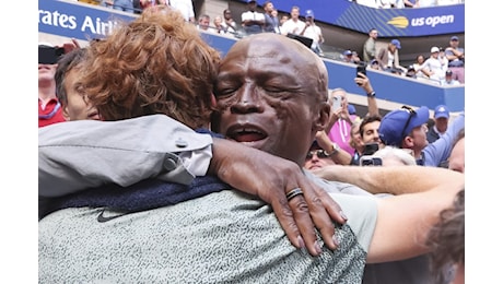 L'abbraccio fra Jannik Sinner e Seal agli US Open