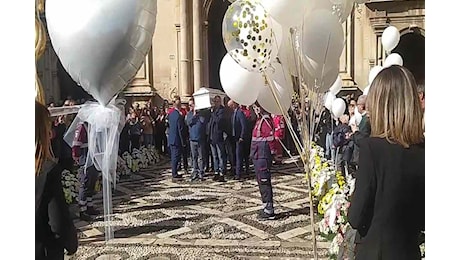 VIDEO | Folla commossa ai funerali di Margaret Spada. La sorella: “Volevo vederti felice”