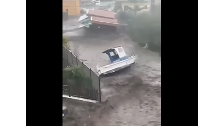 Drammatica alluvione in atto a Giarre e Riposto: l’acqua invade le case, auto trascinate via [VIDEO]