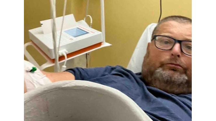 Mario Adinolfi in ospedale, il tracollo appena tornato dall’Isola dei famosi: «Ho perso quattro casse d’acqua» - Open Mario Adinolfi in ospedale, il tracollo appena tornato dall’Isola dei famosi: «Ho perso quattro casse d’acqua» - Open