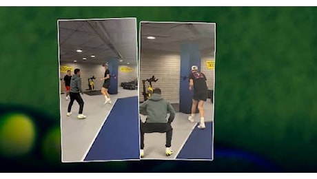 Atp Finals, c'è Sinner-Medvedev: tensione? Ma no! Jannik gioca col suo staff ma... VIDEO