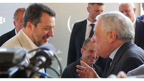 Veloce stretta di mani tra Salvini-Tajani sul palco di Vespa