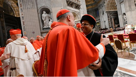 Tra berrette e koukoulion, abiti rossi e bianchi, l'omaggio del mondo ai nuovi cardinali