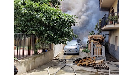 In fiamme deposito di materiale elettrico, il fumo investe le case: circa 40 famiglie evacuate - VIDEO