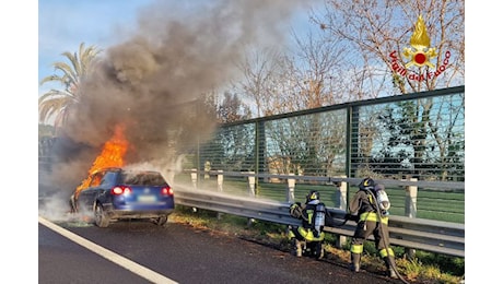 Paura in A14, auto a metano in fiamme