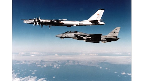 Bombardieri russi e cinesi intercettati insieme al largo dell’Alaska: in volo caccia Usa e canadesi